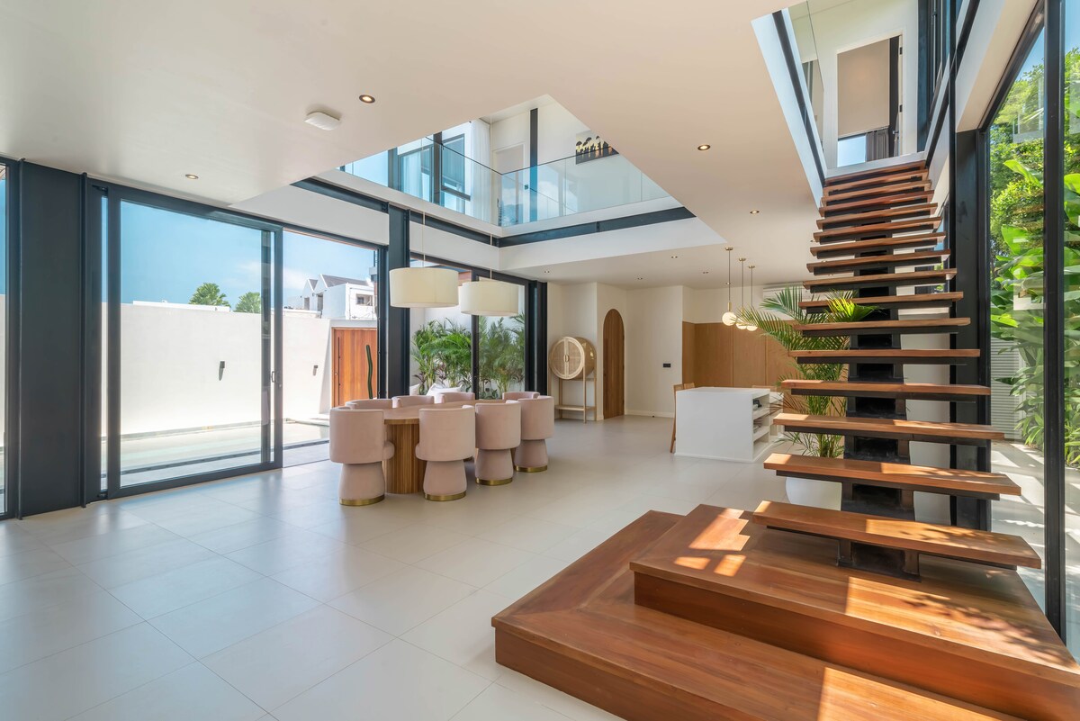 Grand living and staircase